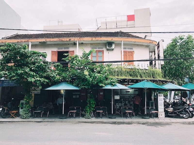 Với 30 triệu, quán cafe vỉa hè là lựa chọn hợp lý vì không tốn chi phí thuê mặt bằng lớn hay trang trí cầu kỳ