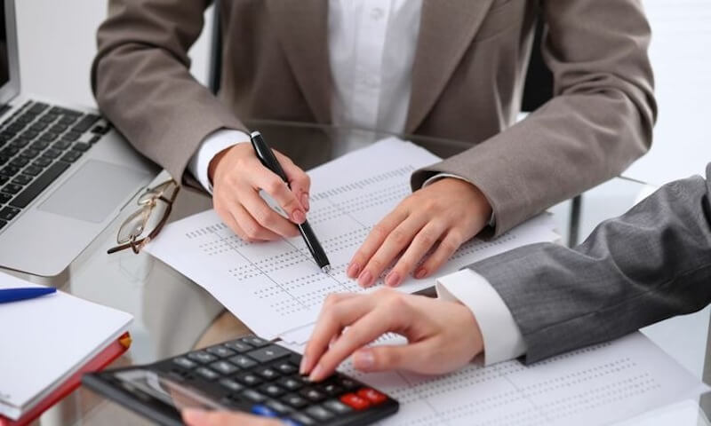 Chi phí nhượng quyền thương hiệu có rất nhiều khoản như phí nhượng quyền, phí bản quyền, phí đầu tư, phí quảng cáo, phí lưu động và phí phát sinh khác