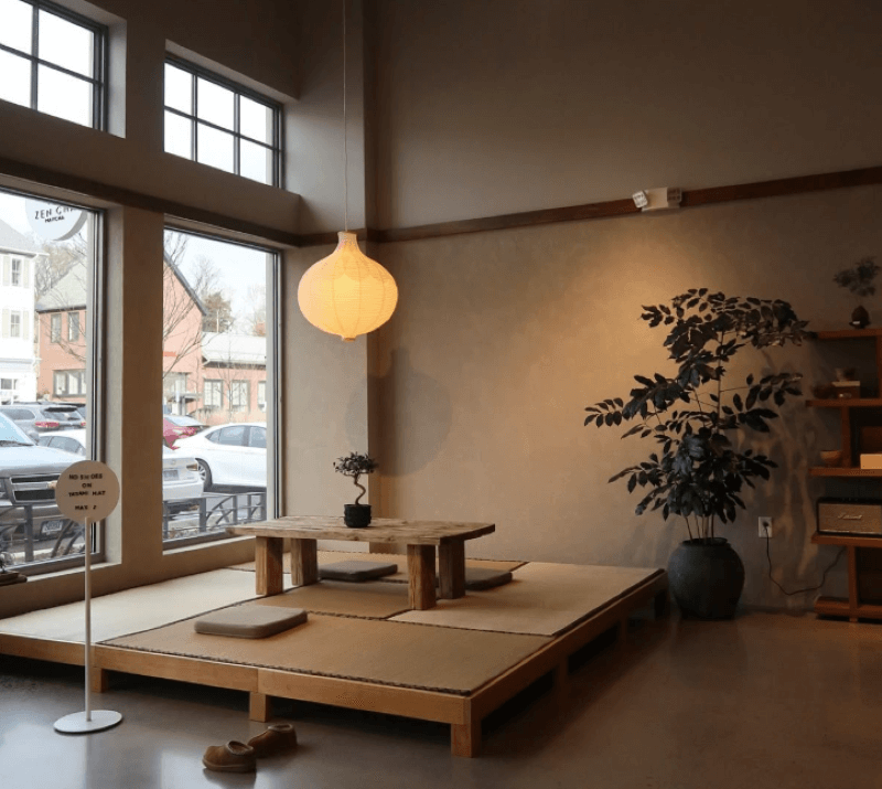 Vì quán cafe ngồi bệt sử dụng bàn thấp, đệm và gối linh hoạt, dễ di chuyển và sắp xếp, nên có thể decor nhanh chóng theo mùa hoặc sự kiện