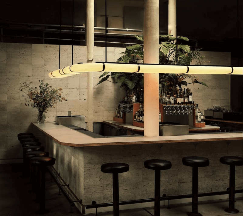 Quầy bar theo phong cách tối giản với mọi thứ được sắp đặt một cách tinh gọn, tối ưu hóa trải nghiệm sử dụng