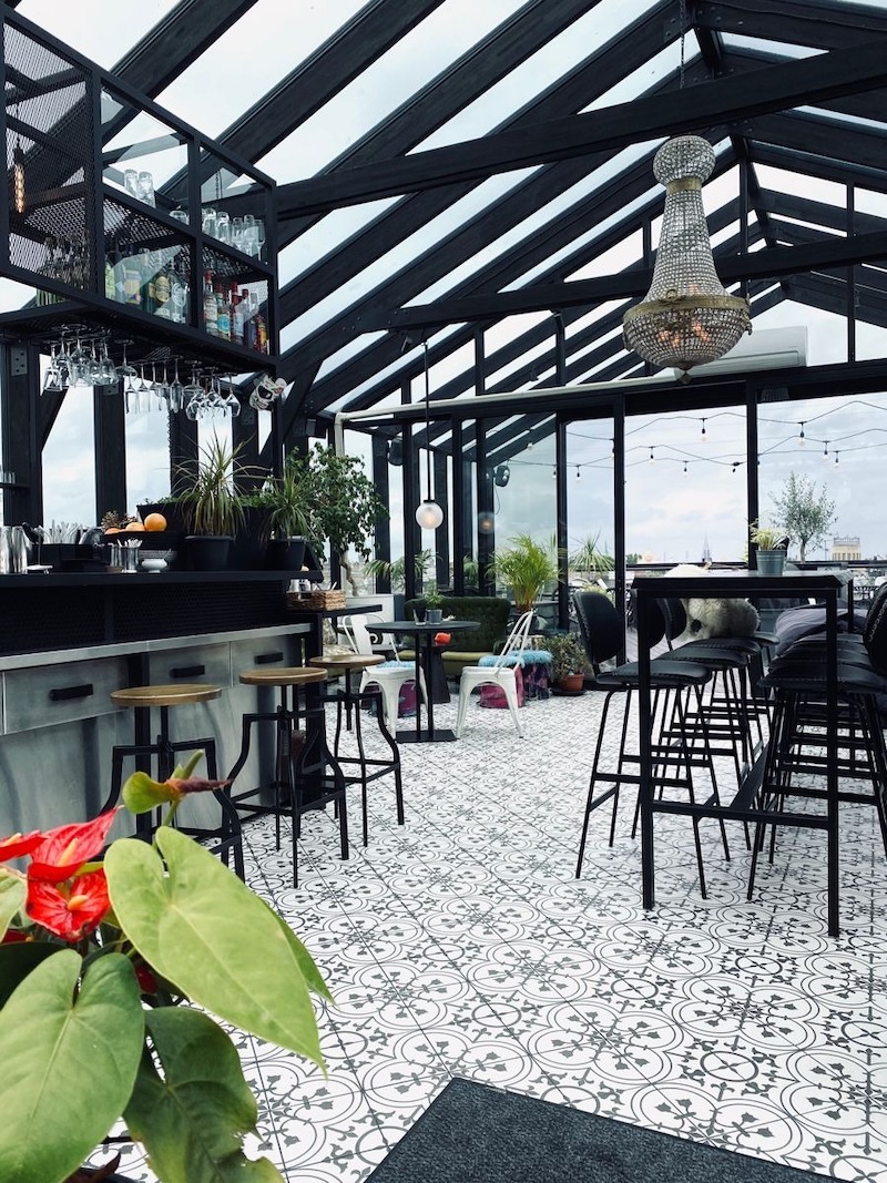 Kết cấu khung sắt tối giản nhưng vững chãi, mang đến chất Industrial đầy cá tính cho không gian rooftop
