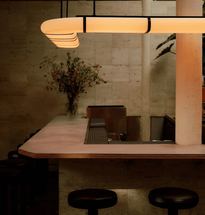 Không gian quầy bar như tan biến để nhường chỗ cho ánh sáng và sự yên tĩnh