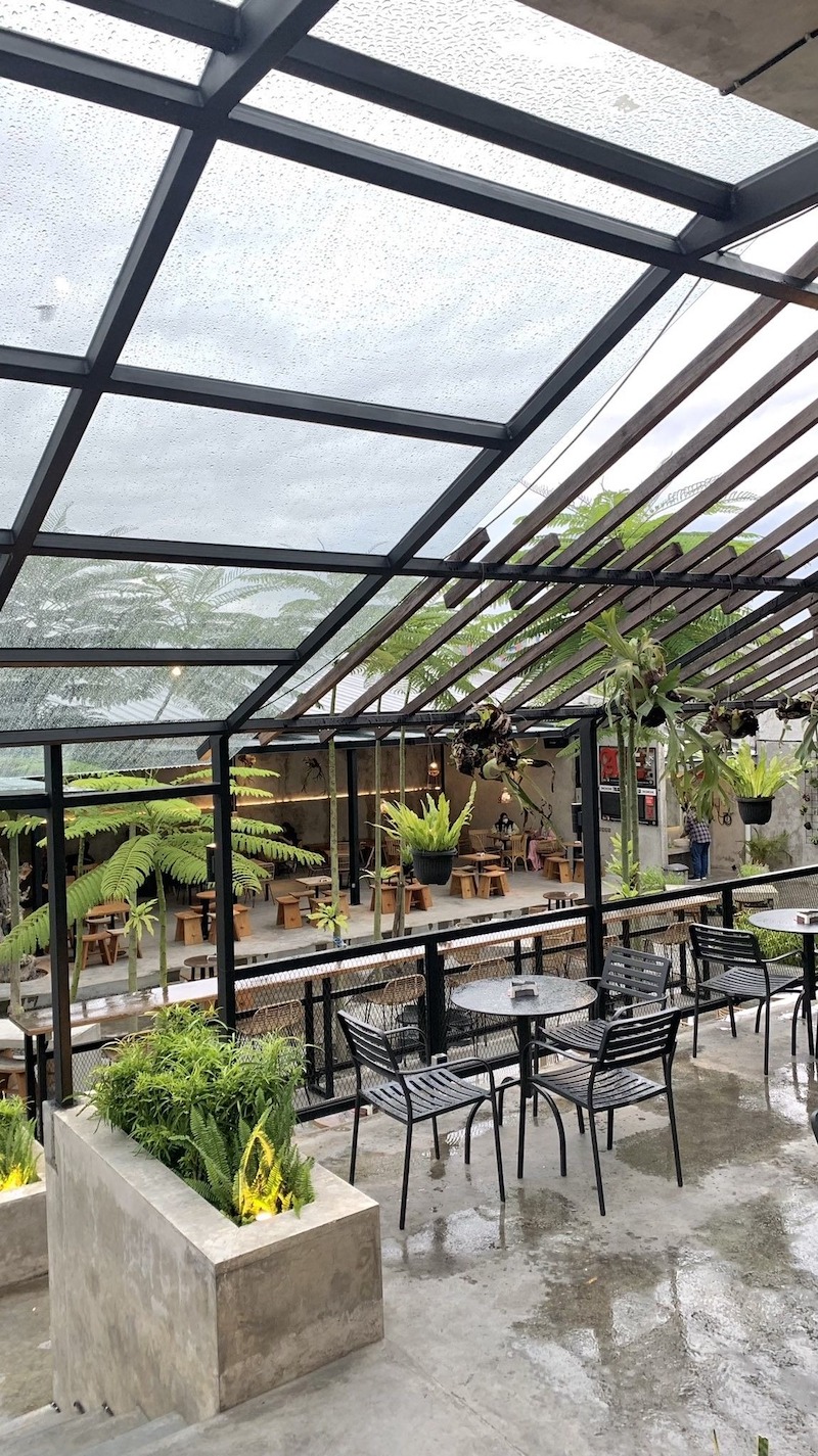 Mái che khung sắt polycarbonate trong suốt, vừa che nắng mưa vừa giữ trọn view thành phố