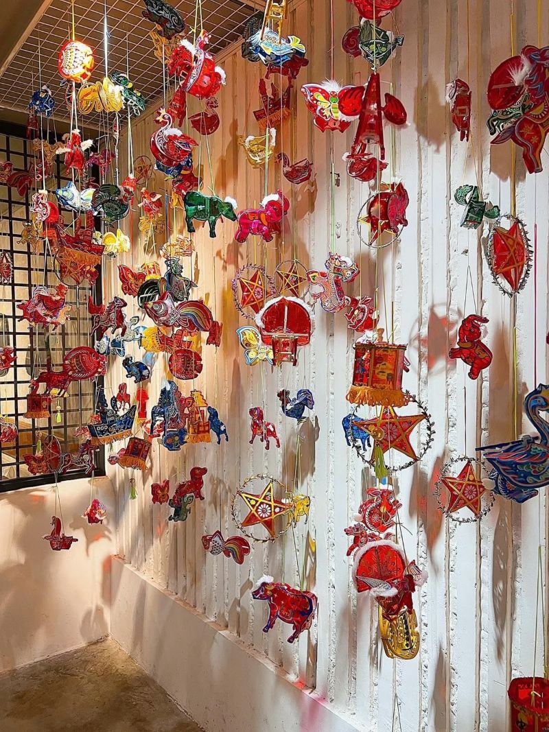 Quán cà phê được trang trí dịp Trung Thu với nhiều lồng đèn nhỏ treo thành xâu, tạo không gian ấm áp, rực rỡ và đậm chất lễ hội 