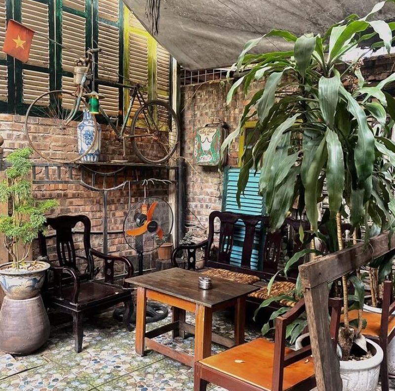 Không gian thân thiện môi trường với đồ nội thất tái chế khéo léo, biến quán cafe thành điểm check-in lạ mắt