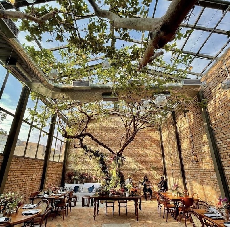 Khung sắt mảnh mai nhưng chắc chắn, tạo nét đẹp hiện đại và công nghiệp cho quán cafe ngoài trời