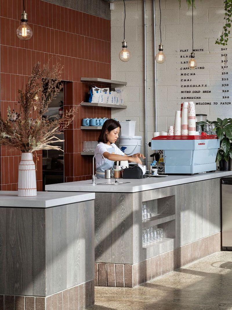 Thiết kế tối giản giúp không gian rộng rãi hơn, kể cả với quán diện tích nhỏ