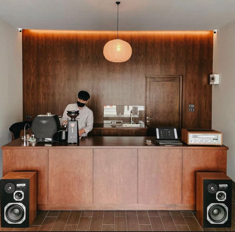 Gỗ công nghiệp được chọn lọc kỹ và xử lý cẩn thận, với vân gỗ mịn và ít mắt gỗ lớn, mang đến bề mặt quầy bar cảm giác liền mạch, gọn gàng và tinh tế  