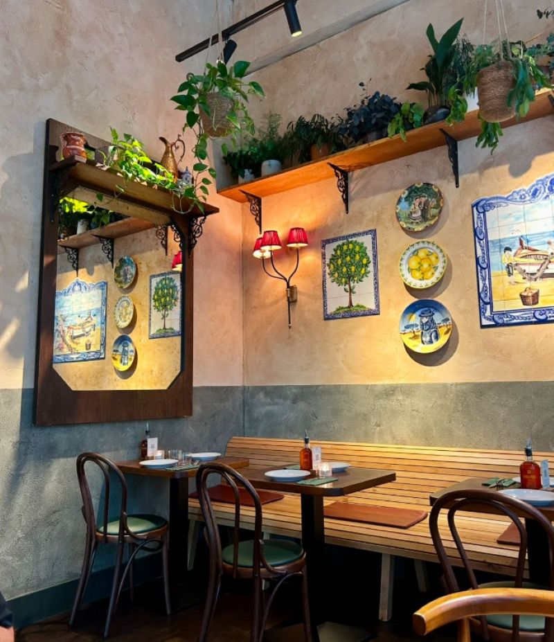 Đĩa gốm khi dùng làm decor giúp quán cafe trở nên độc đáo, tạo sự khác biệt rõ rệt so với những kiểu trang trí phổ biến như tranh ảnh hay poster 