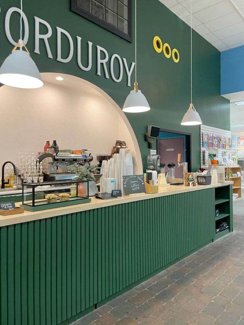 Với sắc xanh độc đáo, gỗ công nghiệp góp phần tạo nên quầy bar mang nét đẹp hiện đại, trẻ trung và đầy cá tính  