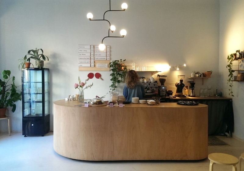 Mang sắc vàng nâu nhạt nhẹ nhàng, quầy bar ốp gỗ công nghiệp gây ấn tượng bởi bề mặt vân mịn và những đường bo tròn mềm mại, tạo nên tổng thể hài hòa  