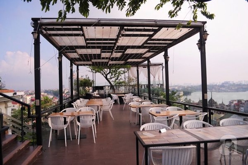 Khung sắt là linh hồn của phong cách Industrial, mang đến vẻ đẹp mạnh mẽ và trường tồn cho quán cafe rooftop