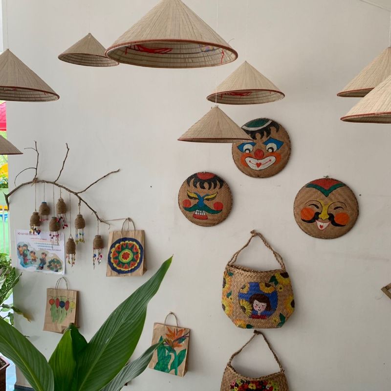 Những chiếc nón lá treo trên trần hay tường tạo cảm giác gần gũi, gợi nhớ đến hình ảnh quen thuộc của văn hóa Việt Nam 