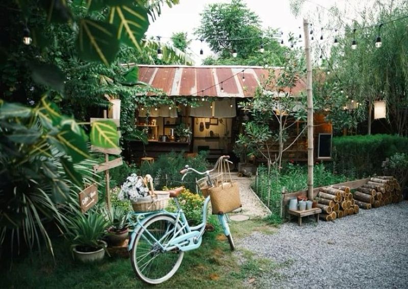 Phong cách quán cafe "sân vườn làng quê" khơi gợi cảm xúc hoài niệm, tạo trải nghiệm khác biệt so với quán cafe hiện đại