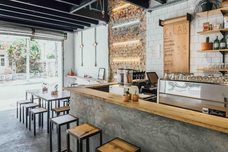Thiết kế quầy bar từ gỗ và bê tông là lựa chọn lý tưởng cho những quán cafe theo phong cách công nghiệp, vừa dễ thi công, vừa mang lại vẻ đẹp thô mộc đầy cá tính  