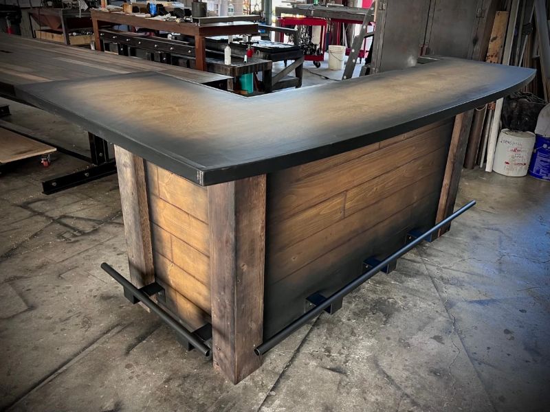 Quầy bar quán cafe sử dụng gỗ công nghiệp có ưu điểm là giá thành hợp lý, đa dạng màu sắc và dễ thi công theo nhiều kiểu dáng hiện đại