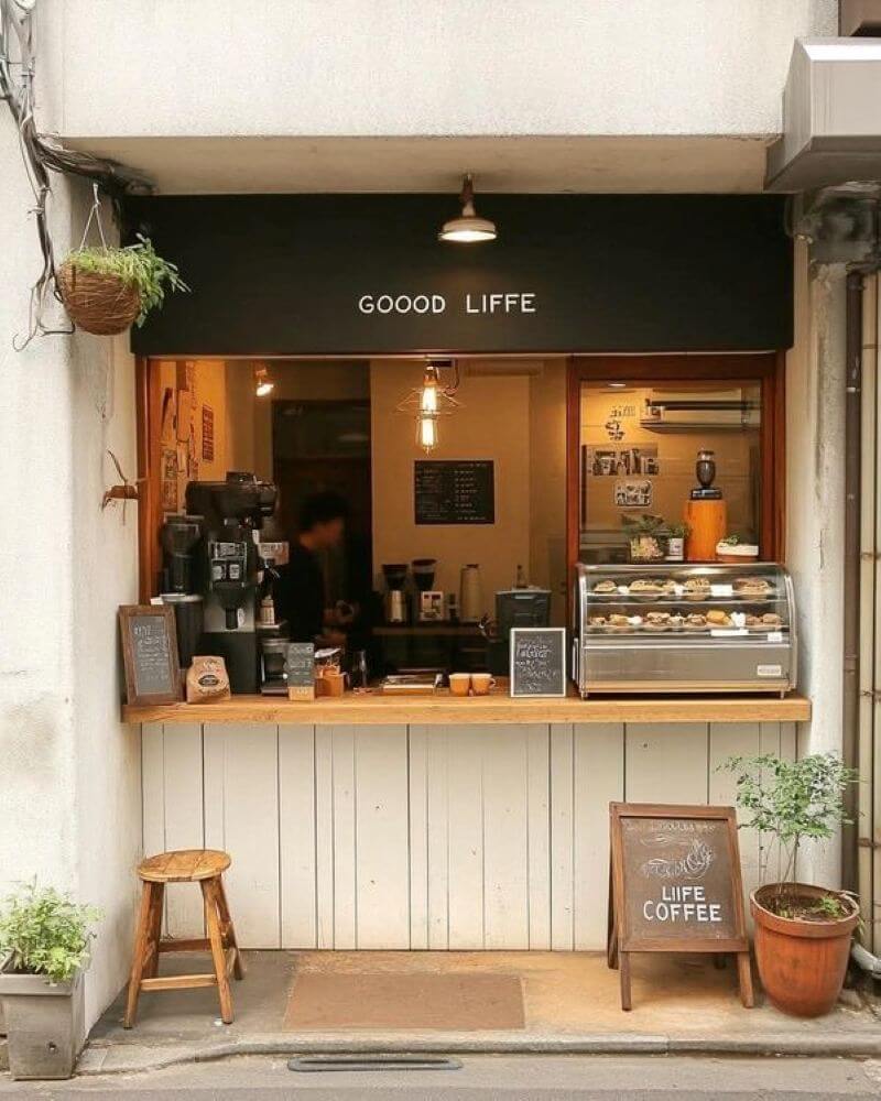 Tận dụng mặt tiền nhỏ ở dưới toà nhà để mở quán cafe take away tận dụng tối đa lưu lượng khách vãng lai ổn định từ cư dân, nhân viên văn phòng và người qua lại mỗi ngày 