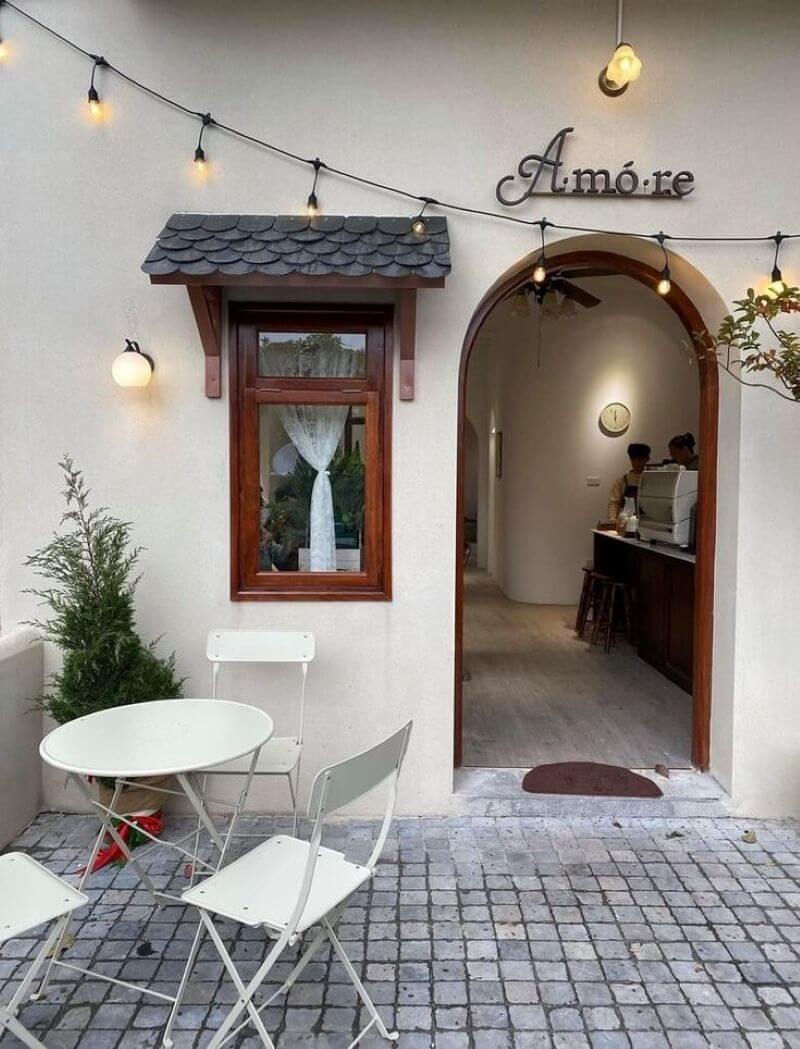 Với chi phí thuê mặt bằng thấp hơn đáng kể so với mặt tiền đường lớn, quán cafe “trong hẻm” giúp tiết kiệm phần lớn ngân sách đầu tư ban đầu