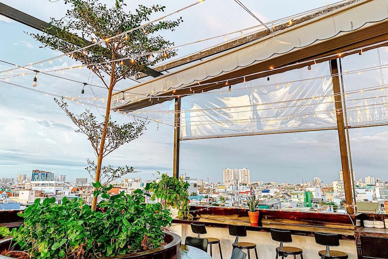 Lan can cần cao tối thiểu 1,2m và được làm từ vật liệu chắc chắn, chịu lực tốt
