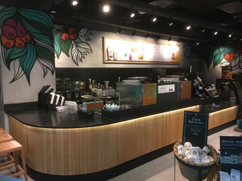 Quầy bar với tạo hình các thanh gỗ sọc dọc đều đặn, mang đến cảm giác mềm mại nhưng vẫn gọn gàng và hiện đại  