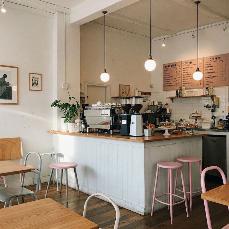 Quầy bar phong cách Bắc Âu (Scandinavian) mang đến cảm giác nhẹ nhàng với gam màu trắng và gỗ sồi sáng