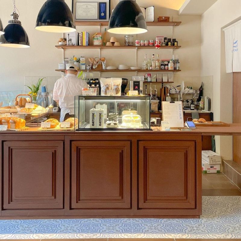 Quầy bar với sắc nâu đỏ đậm ấn tượng, có thiết kế là các ô vuông hoặc hình chữ nhật lõm vào, mang đến hiệu ứng panel cổ điển đầy chiều sâu  