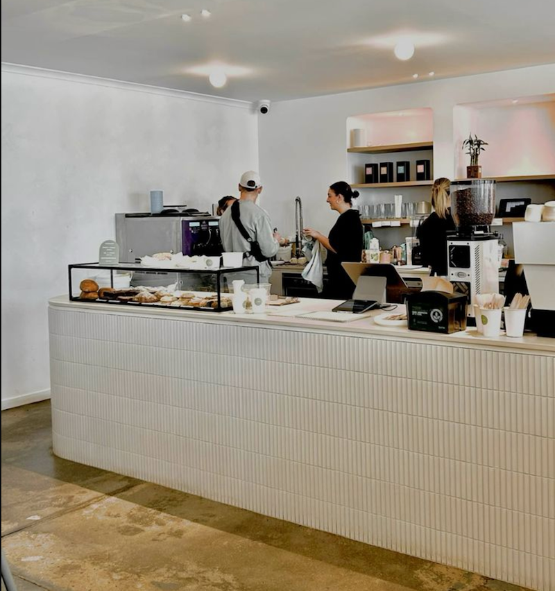 Quầy bar Scandinavian nổi bật với chất liệu tự nhiên, ánh sáng chan hòa và tinh thần ấm cúng