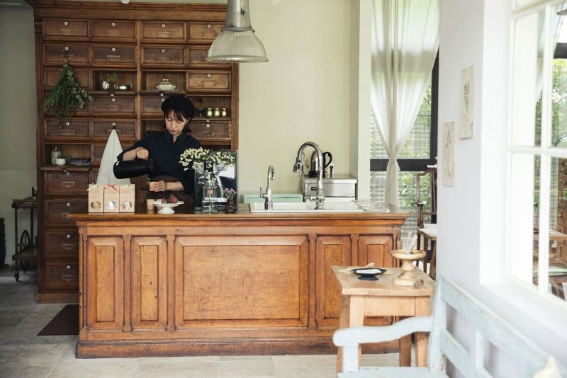 Thiết kế quầy bar sử dụng gỗ công nghiệp với bề mặt mô phỏng vân gỗ tự nhiên, mang đến cảm giác gần gũi, thẩm mỹ mà vẫn đảm bảo tính kinh tế  