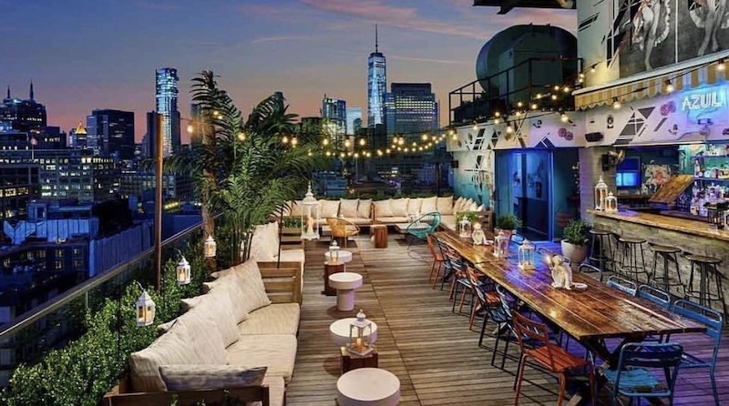 Quầy bar rooftop rực rỡ ánh đèn, mang lại trải nghiệm giải trí đẳng cấp giữa bầu trời đêm
