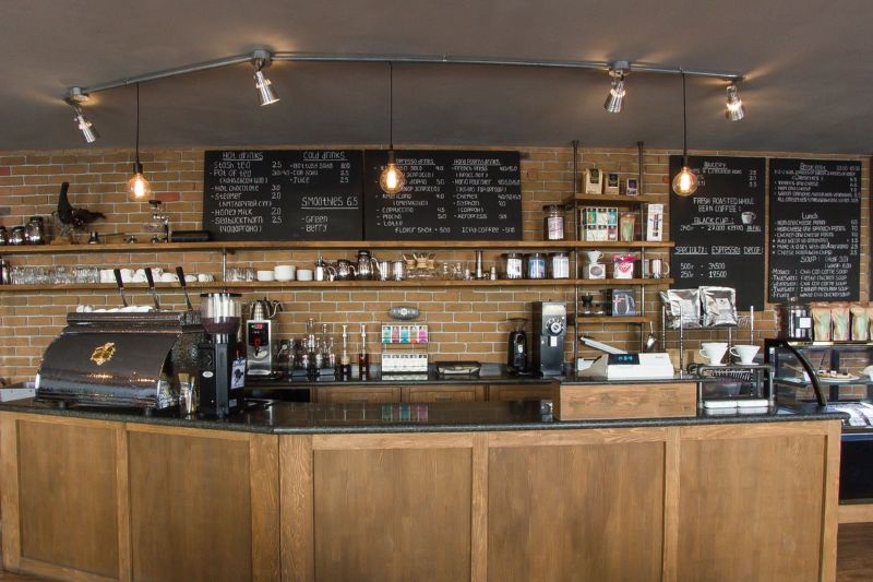 Quầy bar được thiết kế với các tấm gỗ công nghiệp đóng khung viền xung quanh, tạo thành từng panel riêng biệt, mang đậm phong cách cổ điển và tinh tế  