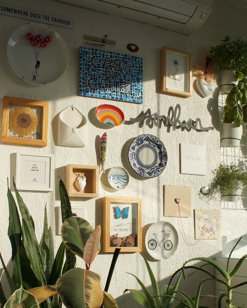 Sự đa dạng về kích thước, màu sắc và họa tiết của đĩa gốm cho phép chủ quán sáng tạo trong cách sắp xếp để tạo điểm nhấn riêng biệt 