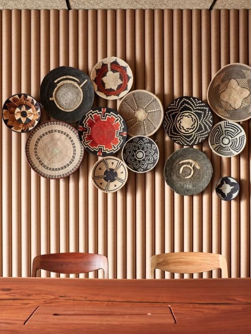 Những bức tường được trang trí bằng đĩa gốm lạ mắt thường khiến khách hàng ấn tượng mạnh và trở thành góc chụp hình “check-in” yêu thích 