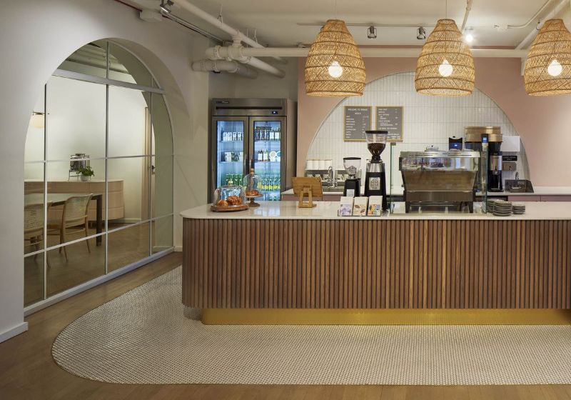 Quầy bar nổi bật với thiết kế độc đáo từ các thanh gỗ tròn xếp dọc, tạo hiệu ứng thị giác lạ mắt và mang đến nét phá cách cho không gian  