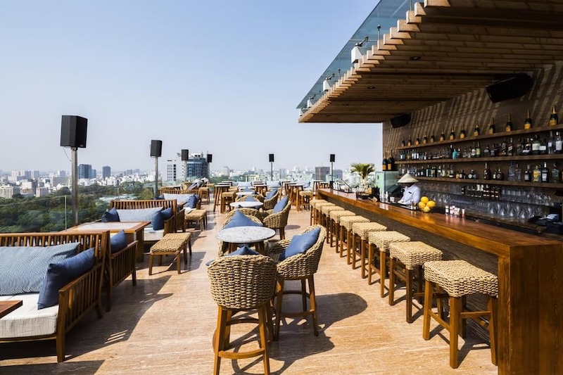 Quầy bar ngoài trời khoáng đạt, hòa trộn hơi thở thiên nhiên và nhịp sống đô thị