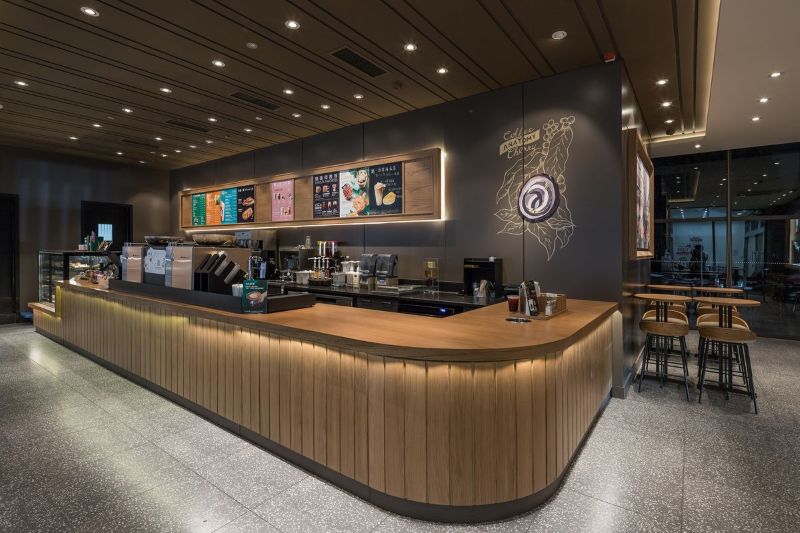 Quầy bar sử dụng gỗ công nghiệp với bề mặt phẳng mịn và tông nâu trầm, mang đến vẻ ngoài hiện đại, tinh tế và đầy tính thẩm mỹ  