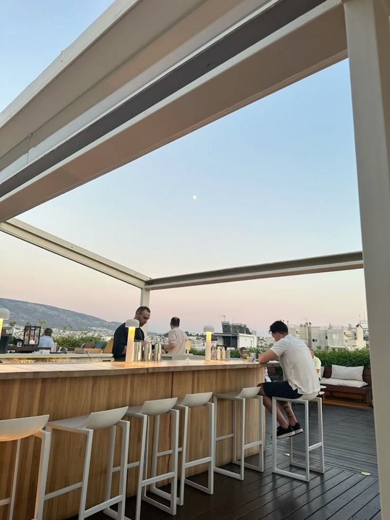 Quầy bar ngoài trời với thiết kế tối giản, mang hơi thở hiện đại, thu hút giới trẻ yêu thích không gian mở