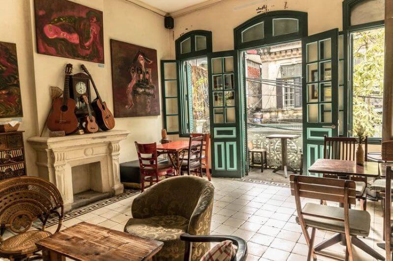 Phong cách thiết kế quán cafe Vintage bố trí nội thất ghế sofa, đồng hồ cũ gợi nhớ cảm giác hoài niệm từ những thập niên 1920 - 1960