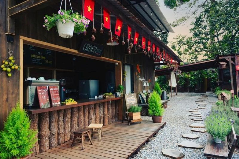 Phong cách quán cafe "sân vườn làng quê" giúp kéo dài thời gian khách ngồi lại nhờ bầu không khí trong lành và dễ chịu