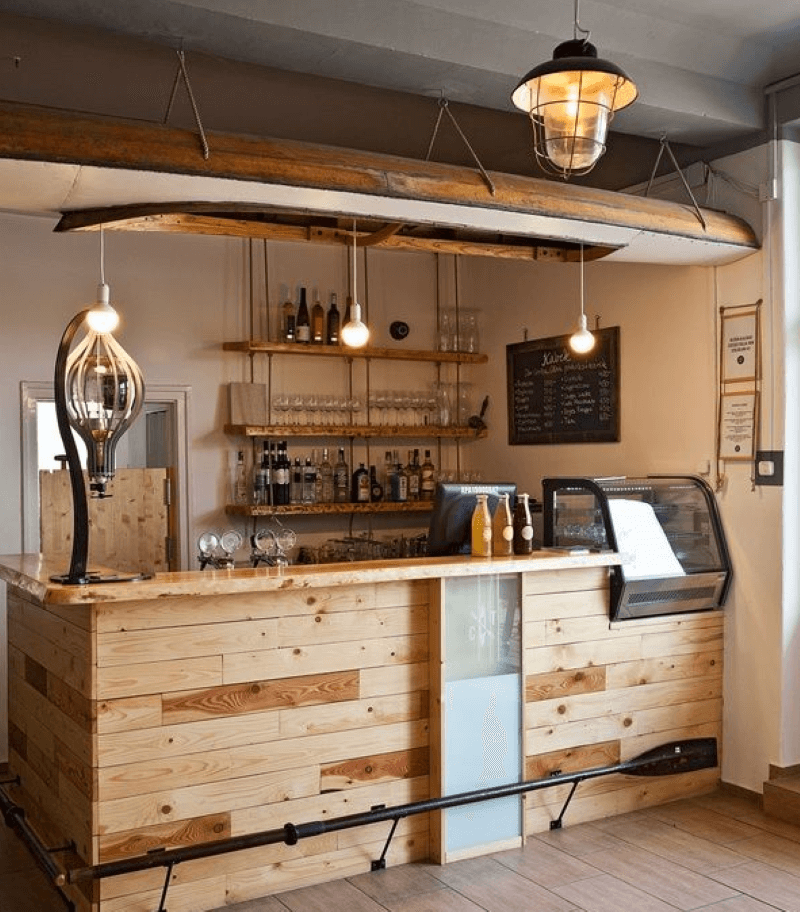 Mẫu quầy bar từ gỗ thông ghi điểm với vẻ ngoài mộc mạc và gần gũi, mang lại cảm giác ấm áp và cuốn hút cho không gian  