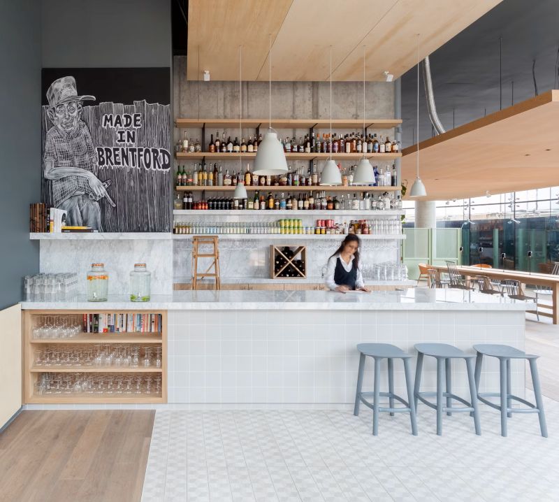 Quầy bar quán cafe ốp mặt đá marble mang đến vẻ sang trọng, hiện đại và dễ dàng lau chùi, giữ sạch bề mặt trong quá trình sử dụng