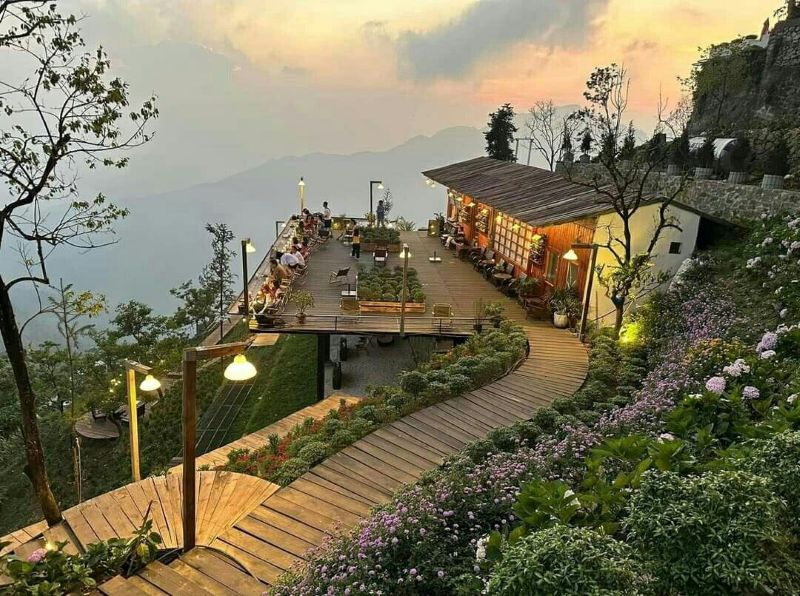 Cafe sân vườn nông trại là nơi thích hợp cho những ai yêu thiên nhiên, thích cảm giác bên hoa lá bạt ngàn