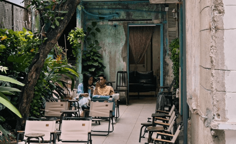 Tận dụng nhà cũ và sân vườn sẵn có, chỉ cần cải tạo nhẹ như sơn sửa, thêm ánh sáng là có thể mở quán tiết kiệm, giữ được nét mộc mạc và gần gũi 