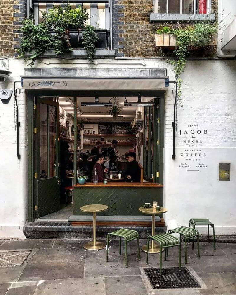 Quán cafe trong hẻm có không gian yên tĩnh, riêng tư, rất phù hợp với các mô hình như cafe sách, cafe học bài, cafe làm việc