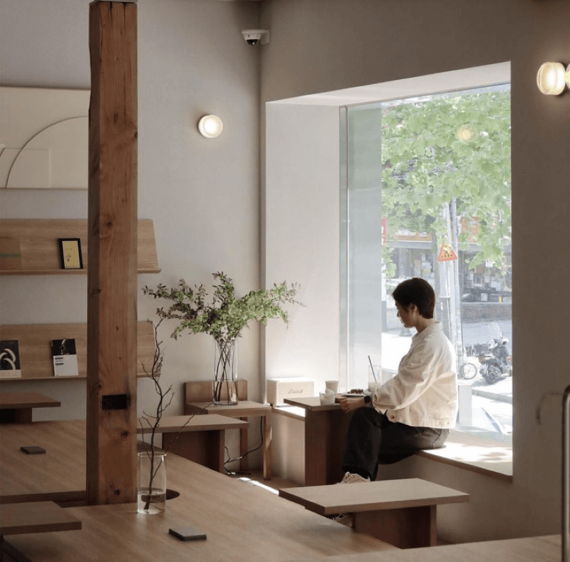Phong cách Hàn Quốc trẻ trung đặc biệt nhóm khách trẻ, yêu thích sự tươi mới, gần gũi, đồng thời dễ dàng thay đổi decor theo mùa hoặc sự kiện để tạo điểm nhấn liên tục