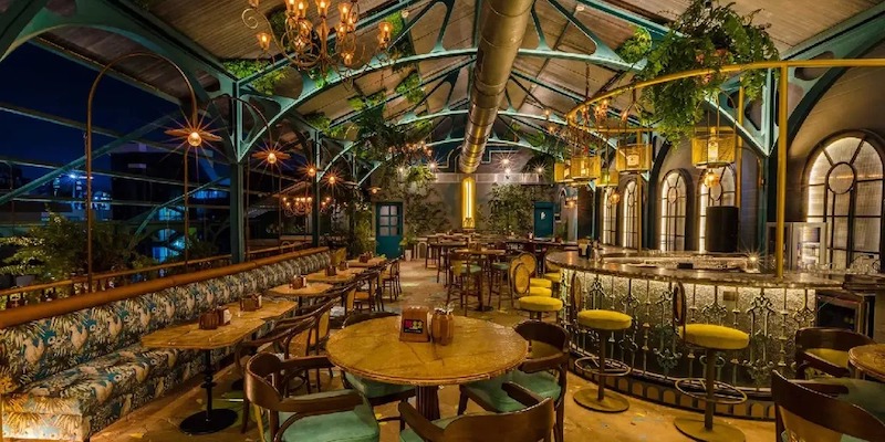 Không gian cafe Bohemian rooftop rực rỡ sắc màu, họa tiết thổ cẩm và ánh đèn vàng ấm mang lại cảm giác tự do phóng khoáng