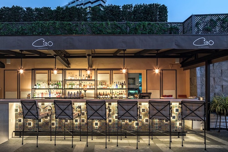 Góc bar sắt đen kết hợp ghế cao gỗ mộc mạc, biểu tượng của phong cách industrial đậm chất cá tính và phóng khoáng