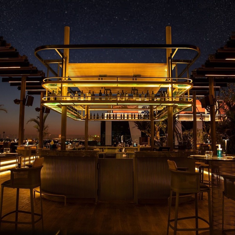 Quầy bar ngoài trời thiết kế uốn cong mềm mại, tạo điểm nhấn độc đáo và thu hút khách hàng tìm kiếm sự khác biệt