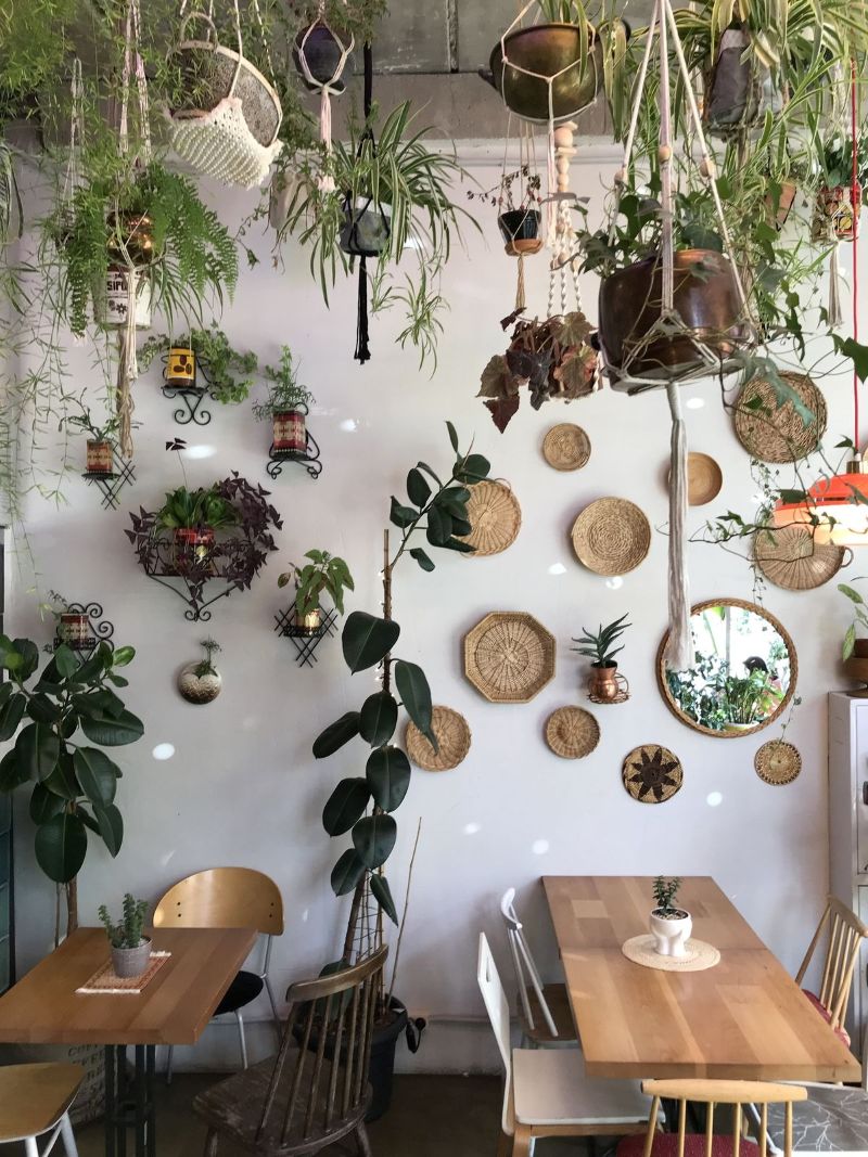 Những chậu cây nhỏ để bàn mang lại sắc xanh tươi mát, giúp không gian quán cà phê trở nên dễ chịu và gần gũi hơn với thiên nhiên 