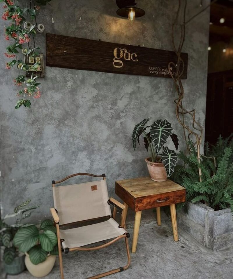 Cây mini để bàn là chi tiết decor đơn giản nhưng tạo cảm giác ấm áp, khiến khách hàng cảm thấy thư giãn khi ngồi thưởng thức cà phê