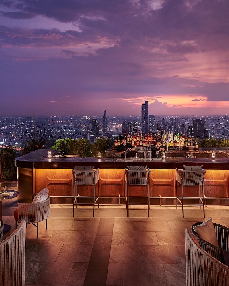 Thiết kế quầy bar với ánh đèn neon nổi bật về đêm, tạo không gian sôi động cho giới trẻ yêu thích party và âm nhạc
